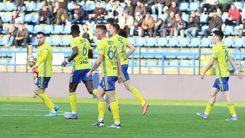 Fotbalisté Zlína (žluté dresy) ve 29. kole FORTUNA:LIGY prohráli s Mladou Boleslaví 1:2.