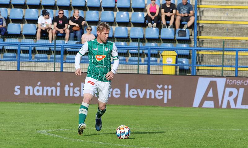 Fotbalisté Zlína (žluté dresy) zakončili letošní sezonu domácí remízou s Jabloncem 1:1.