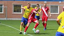 Fotbalisté Zlína B (žluté dresy) v nedělním zápase 29. kole MSFL na Letné remizovali s Frýdkem-Místkem 2:2.