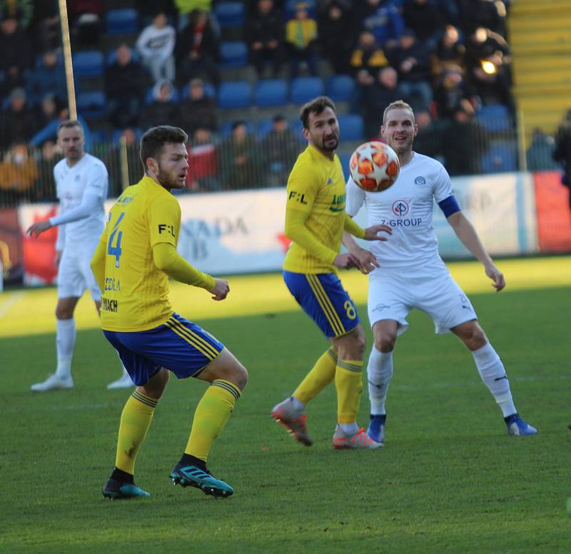 Fotbalisté Zlína (ve žlutých dresech) v 18. kole FORTUNA:LIGY hostili na Letné sousední Slovácko.