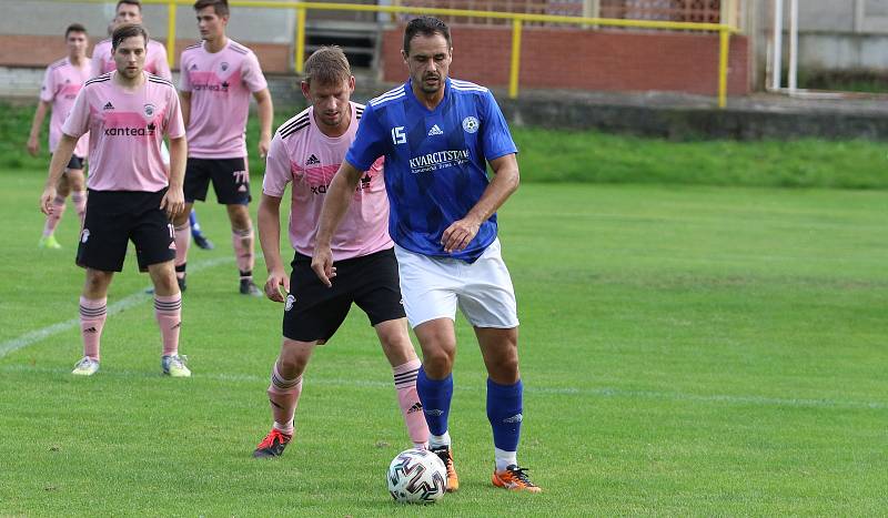 Fotbalisté Malenovic (růžové dresy) doma prohráli se Zborovicemi 1:5.