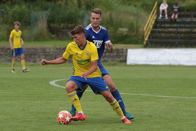 Fotbalisté Slavičína (v modrých dresech) na úvod přípravy zvítězili na Vršavě se Zlínem B 2:1