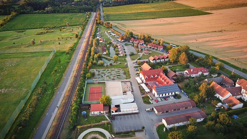 Kempy ve Zlínském kraji se v roce 2021 těší oblibě turistů. Na snímku Slovácký dvůr v Ostrožské Nové Vsi.