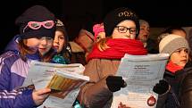 Akce Česko zpívá koledy, která je pořádaná s regionálním Deníkem, se ve středu 14. prosince 2016 v Otrokovicích zúčastnilo na dvě stě lidí.