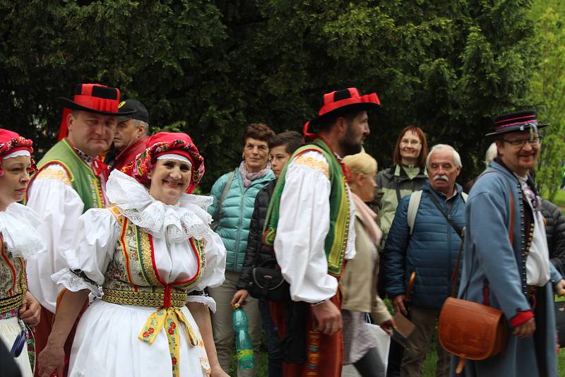 Žehnání pramenům. „Jde o děkovnou modlitbu, že v tomto kraji, našem městě i farnosti jsou léčivé prameny,“ vysvětlil farář Hubert Wojcik.