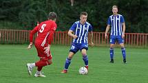 Fotbalisté Kvítkovic (modro-bílé dresy) v Mol Cupu prohráli s Třincem 1:5.