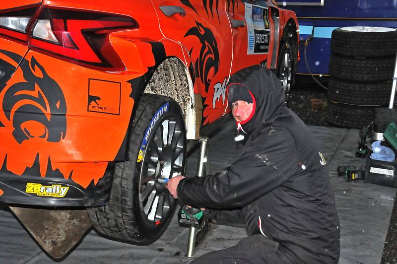 Exhibici VHS Mikuláš Rally ve Slušovicích v sobotu opanoval Ondřej Bisaha se spolujezdcem Jakubem Navrátilem ve voze Hyundai i20 R5. Druhé místo obsadil Martin Vlček se shodným vozem a na třetím místě se umístil Antonín Tlusťák s vozem Škoda Fabia.