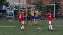 Fotbalisté Uherského Brodu (červené dresy) zvítězili v předkole MOL Cupu nad domácím Baťovem 5:0.