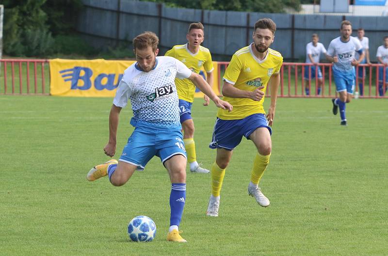 Fotbalisté Otrokovic (v modrobílých dresech) nedali šanci diviznímu Šumperku.