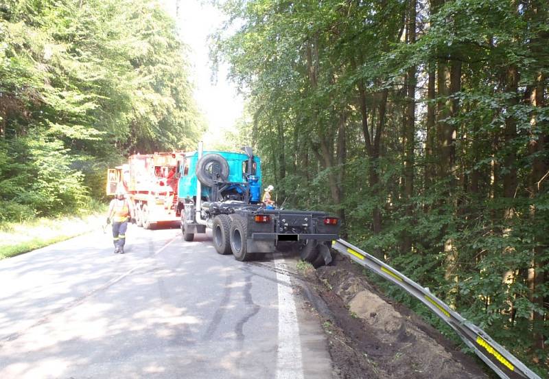  Kuriózní záchranná akce se odehrála v pondělí odpoledne na silnici u obce Jasenná na Zlínsku. Hasiči na místo vyjížděli k vyproštění tatrovky ze srázu, druhá pomáhala při jejím zajištění a třetí pak zajistila vyproštění.