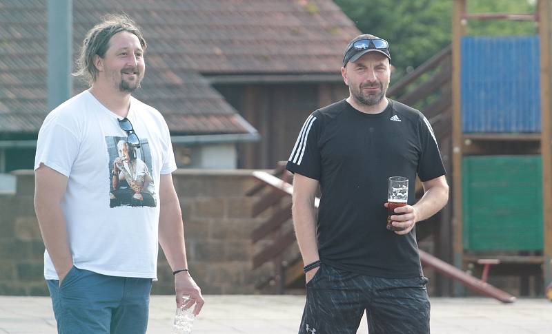 Fotbalisté Újezdu (ve žlutých dresech) zdolali Vysoké Pole 4:2 a před letní pauzou zůstali v čele Ligy4.