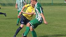 Fotbalisté Újezdu (ve žlutých dresech) zdolali Vysoké Pole 4:2 a před letní pauzou zůstali v čele Ligy4.