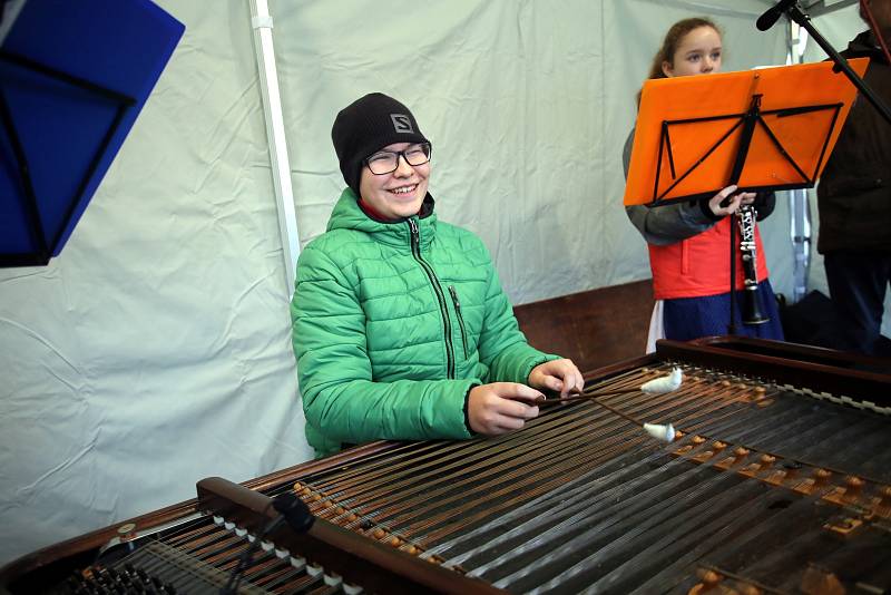 Valašský mikulášský jarmek ve Valašských Kloboukách.Cimbálová muzika Kloboučánek