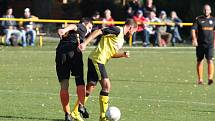 Fotbalisté Tečovic (ve žlutých dresech) prohráli v 10. kole krajské I. B třídy skupiny B s Louky 1:2. Foto: pro Deník/Jan Zahnaš