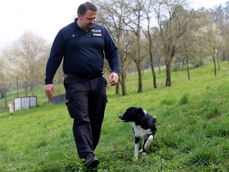 Policejní psovod Jiří Gregovský s fenkou Violou.