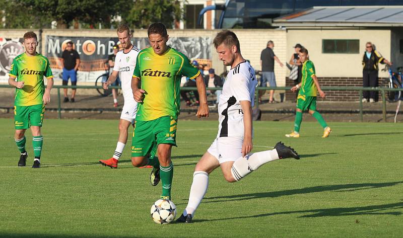 Fotbalisté Napajedel (v zeleném) v úvodním kole krajského přeboru doma porazili Kvasice 2:0.