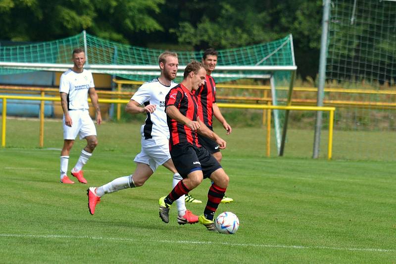 Fotbalisté Kvasic (v bílém) ve druhém kole krajského přeboru před početnou hodovou návštěvou porazili nováčka z Francovy Lhoty vysoko 5:0.