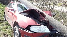 Řidič ve Vizovicích narazil do betonového sloupu, který se následně vyvrátil na auto.