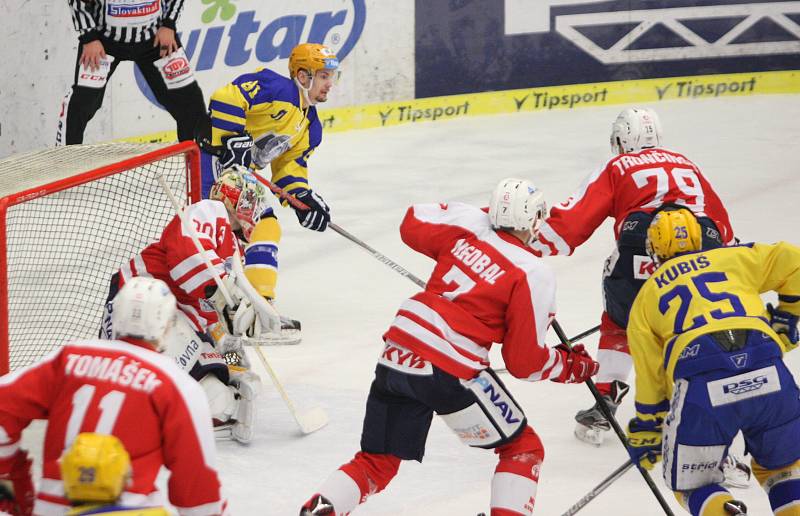 Extraligoví hokejisté Zlína (ve žlutém) v neděli ve 45. kole doma hostili Pardubice.