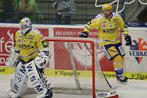 Extraligoví hokejisté Zlína (ve žlutém) se v pátek 19. září pokoušeli proti Liberci o první body sezony.
