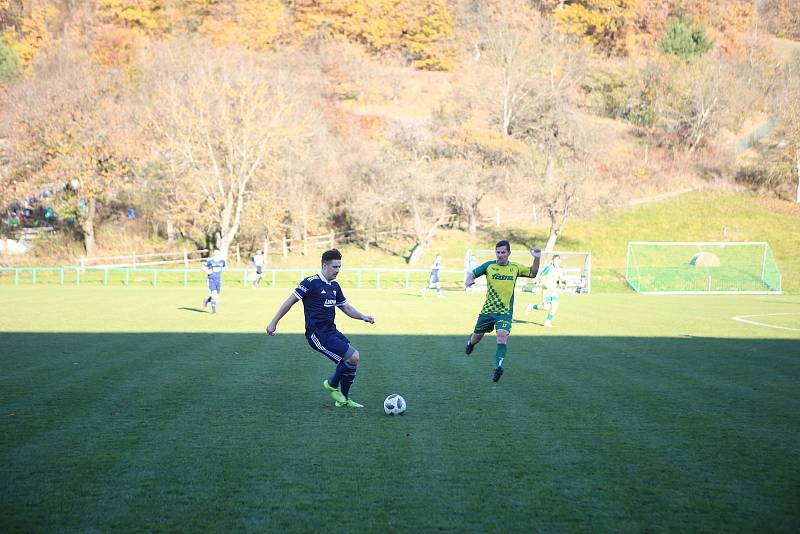 Fotbalisté Luhačovic (modré dresy) v posledním podzimním zápase Krajského přeboru doma podlehli Napajedlím 1:2.