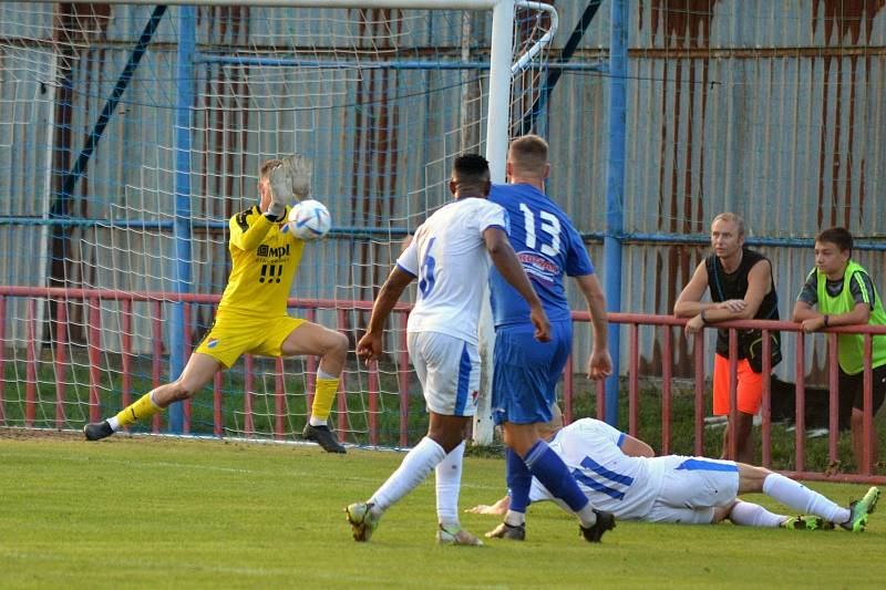 Fotbalisté Kvítkovic (modré dresy) doma prohráli s Baníkem Ostrava "B" 2:5.