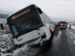 Autobus u Napajedel skončil v příkopu. Cestující z něj museli prchat oknem. 7. ledna 2024