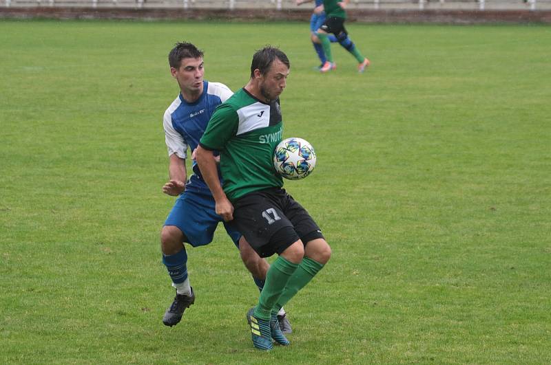 Slušovičtí fotbalisté (modré dresy) doma porazili Velké Karlovice 1:0.