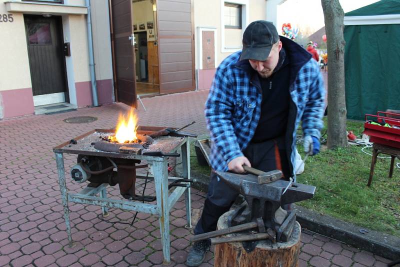 V Tlumačově rozsvítili vánoční stromek. Předtím si užili adventní jarmark