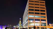 U Obchodního domu po devíti letech opět září vánoční strom