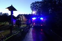Požár stodoly ve Vysokém Poli, likvidovalo sedm jednotek hasičů.