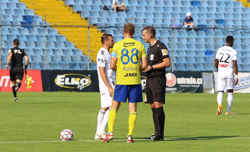 Fotbalisté Zlína (žluté dresy) v 5. kole FORTUNA:LIGY prohráli doma s Olomoucí 1:4.