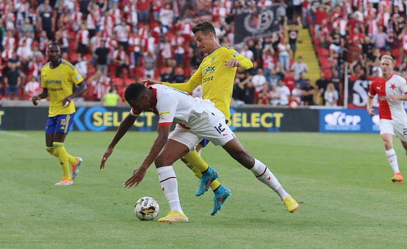 Fotbalisté Zlína (žluté dresy) ve 2. kole FORTUNA:LIGY prohráli se Slavií Praha 1:4.