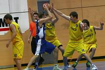 Prvoligoví basketbalisté Zlína (ve žlutém) proti JBC Brno. Ilustrační foto