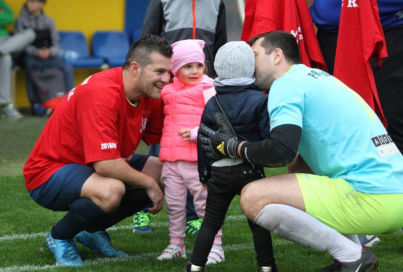 Fotbalisté Provodova (v modrém, při vyhlášení v červeném) pošesté ve své historii ve středu 3. května ovládli krajský pohár, když ve finále na zlínské Letné porazili účastníka I. A třídy Koryčany 2:1 dvěma góly Ulmana.