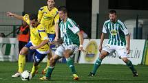 Druholigoví fotbalisté Fastavu Zlín (ve žlutém) ve 4. kole doma podlehli Bohemians 1905 0:1 brankou z velmi příšně nařízené penalty.