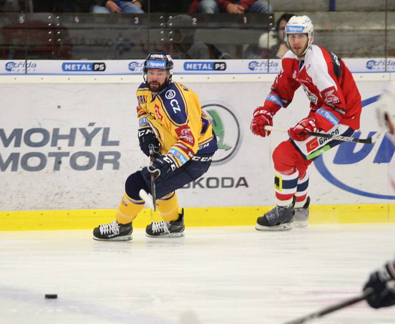 Extraligoví hokejisté Zlína (ve žlutém) v pátek v 7. kole doma hostili Pardubice. Na snímku  Okál. Foto: pro Deník/Jiří Hejtmánek