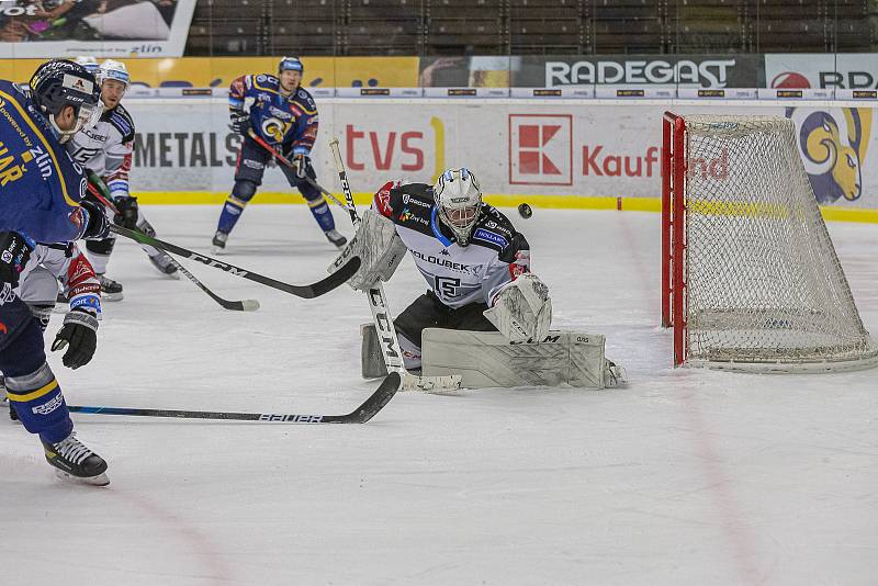 Extraligoví hokejisté Zlína (v modrém) v dohrávce 9. kola po týdnu opět vyzvali hráče Karlových Varů. Na snímku Šlahař, Harmla.