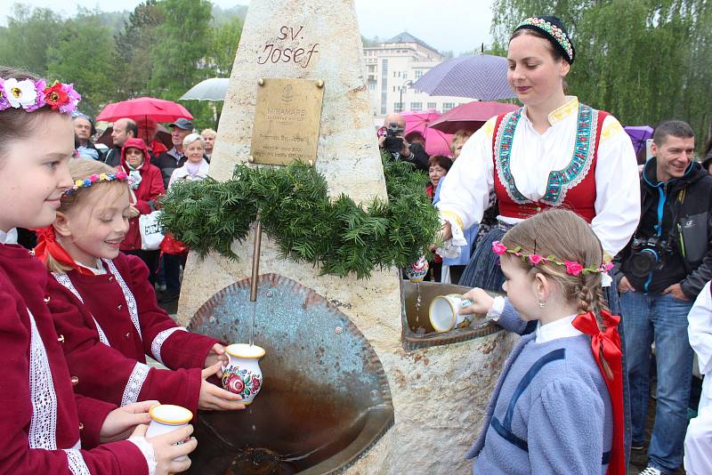 Žehnání pramenům. „Jde o děkovnou modlitbu, že v tomto kraji, našem městě i farnosti jsou léčivé prameny,“ vysvětlil farář Hubert Wojcik.