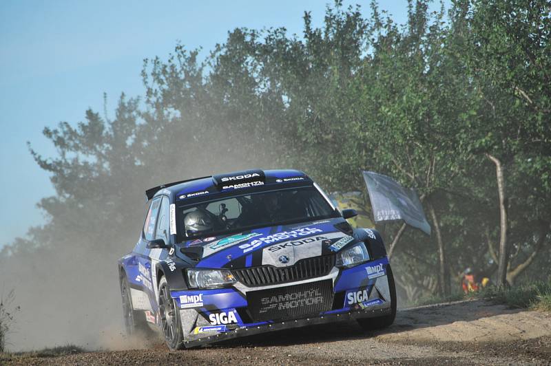 Vítězem 17. ročníku Agrotec Petronas Syntium Rally Hustopeče se stal Jan Kopecký (Škoda Fabia Rally2 evo), který o necelých sedm vteřin porazil Václava Pecha (Ford Focus WRC).