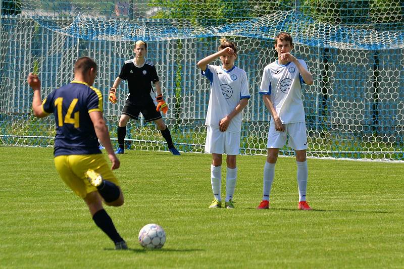 Dorostenci Tlumačova (bílé dresy) v 19. kole krajské soutěže skupiny B doma remizovali s Prakšicemi 3:3.