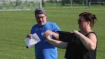 Fotbalisté Tlumačova (modré dresy) v rámci oslav výročí devadesáti let kopané v obci porazili Zdounky 2:0.