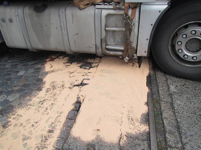Z poškozené nádrže kamionu vyteklo nejméně 800 litrů nafty
