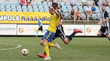 Fotbalisté Zlína (ve žlutých dresech)  prohráli v 8. kole FORTUNA:LIGY na hřišti nováčka z Českých Budějovic 0:2. Foto: pro Deník/Jan Zahnaš