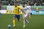 Fotbalisté Zlína (ve žlutých dresech) prohráli na hřišti předposlední Karviné 0:2