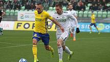 Fotbalisté Zlína (ve žlutých dresech) prohráli na hřišti předposlední Karviné 0:2