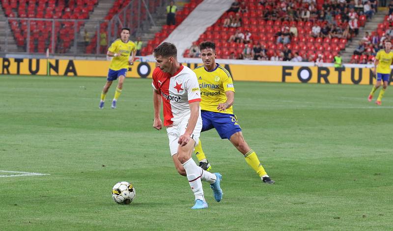 Fotbalisté Zlína (žluté dresy) ve 2. kole FORTUNA:LIGY prohráli se Slavií Praha 1:4.