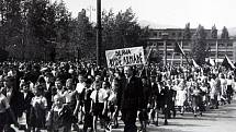 Osvobození Zlína květen 1945. Mládež zlínských obcí pochoduje s prapory a standartami v den první lidové manifestace 12.5.1945.