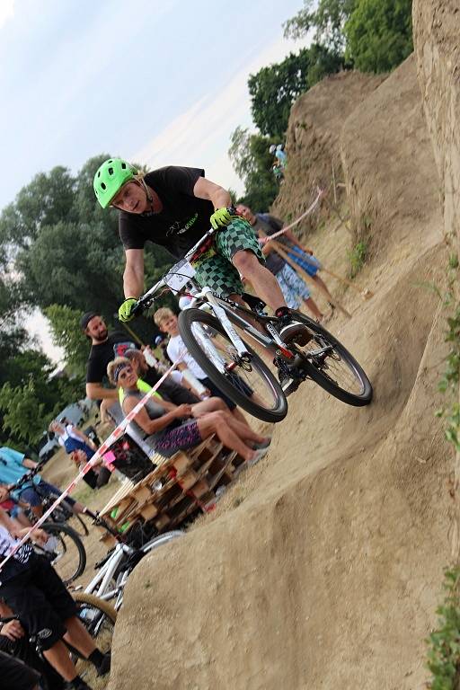 Závody v pumptracku spojené s dirtovou exhibicí se v sobotu 25. července uskutečnily v Otrokovicích za dopravním hřištěm.