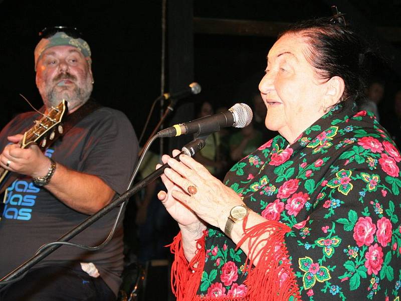 Skupina Fleret pokřtila nové CD a zpěvačka Jarmila Šuláková oslavila už poněkolikáté osmdesáté narozeniny.